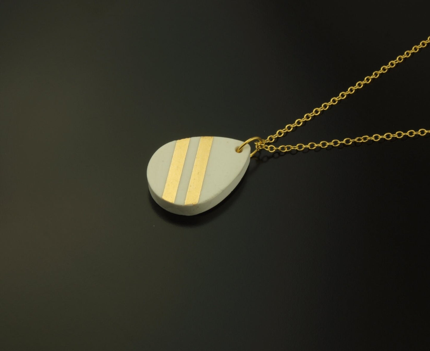 Kette Tropfen Keramik Anhänger weiß golden Streifen