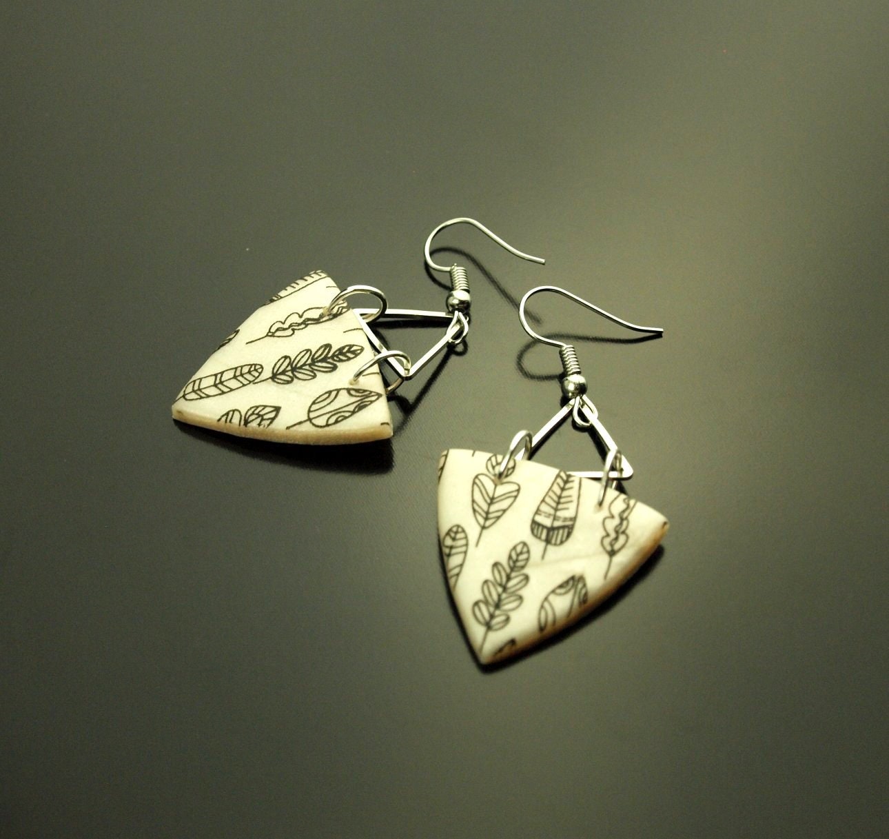 Ohrhänger Dreiecke Federn Blätter Muster schwarz weiß Polymer Clay Fimo Ohrringe Creole silbern