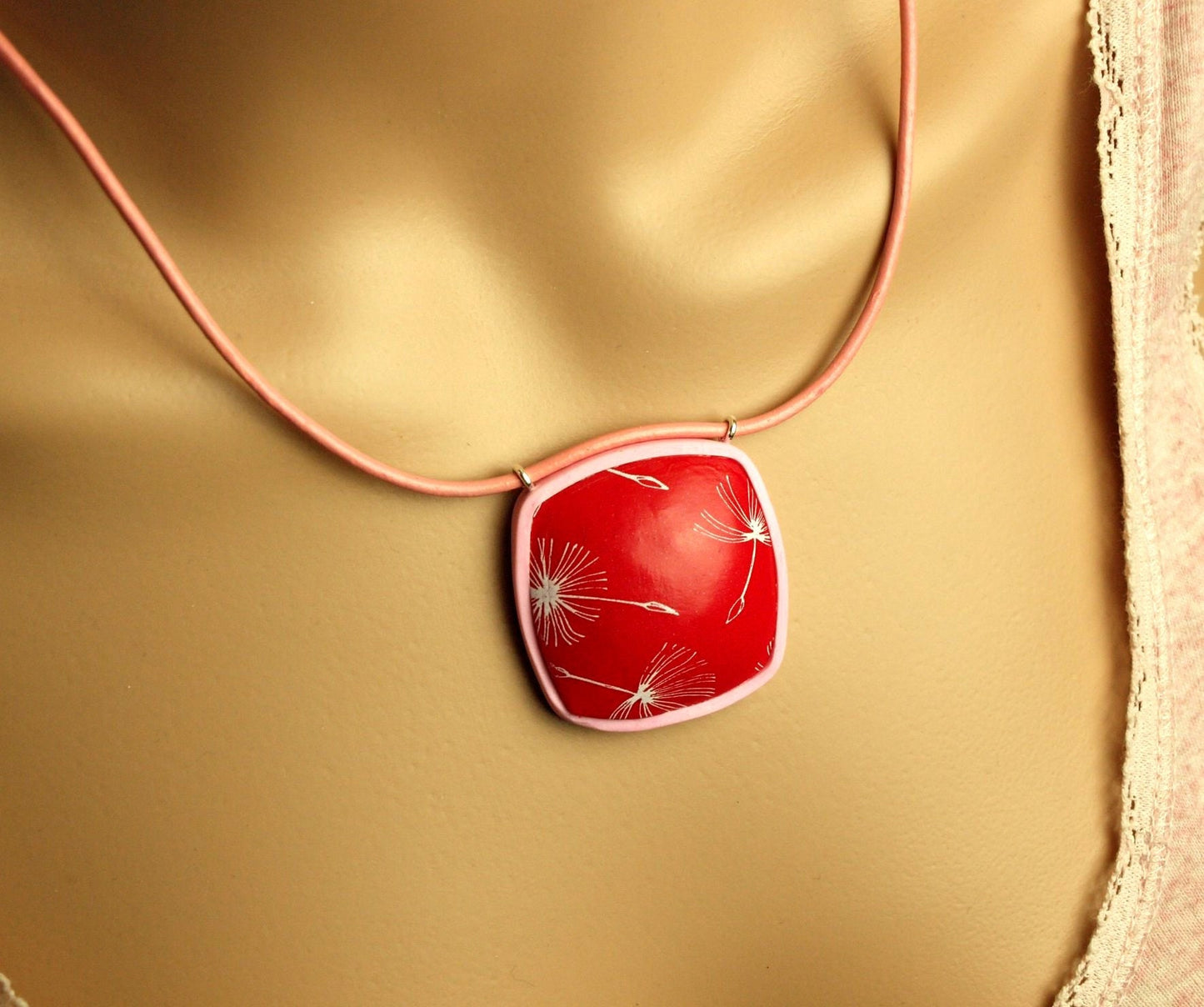 Surferkette Leder Anhänger Pusteblumen Quadrat Muster weiß pink rosa Fimo Polymer Clay Kette Lederkette silbern