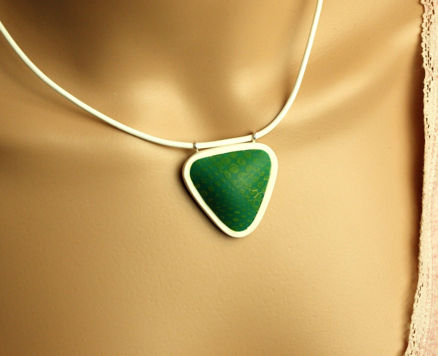 Surferkette Leder Dreieck Anhänger grün weiß retro Muster Punkte Fimo Polymer Clay Kette Lederkette silbern