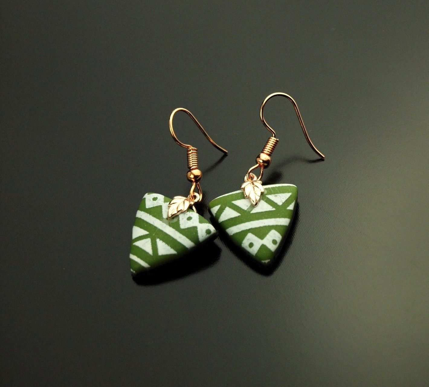 Ohrhänger Dreiecke retro ethno Muster grün weiß Polymer Clay Fimo Ohrringe Creole rosé golden