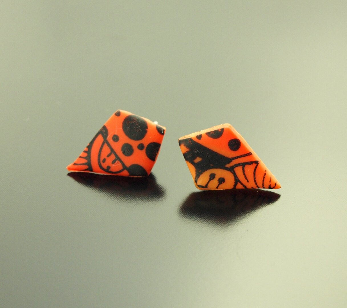 Ohrstecker Raute Drachen retro Muster rot schwarz Polymer Clay Fimo Ohrringe Stecker