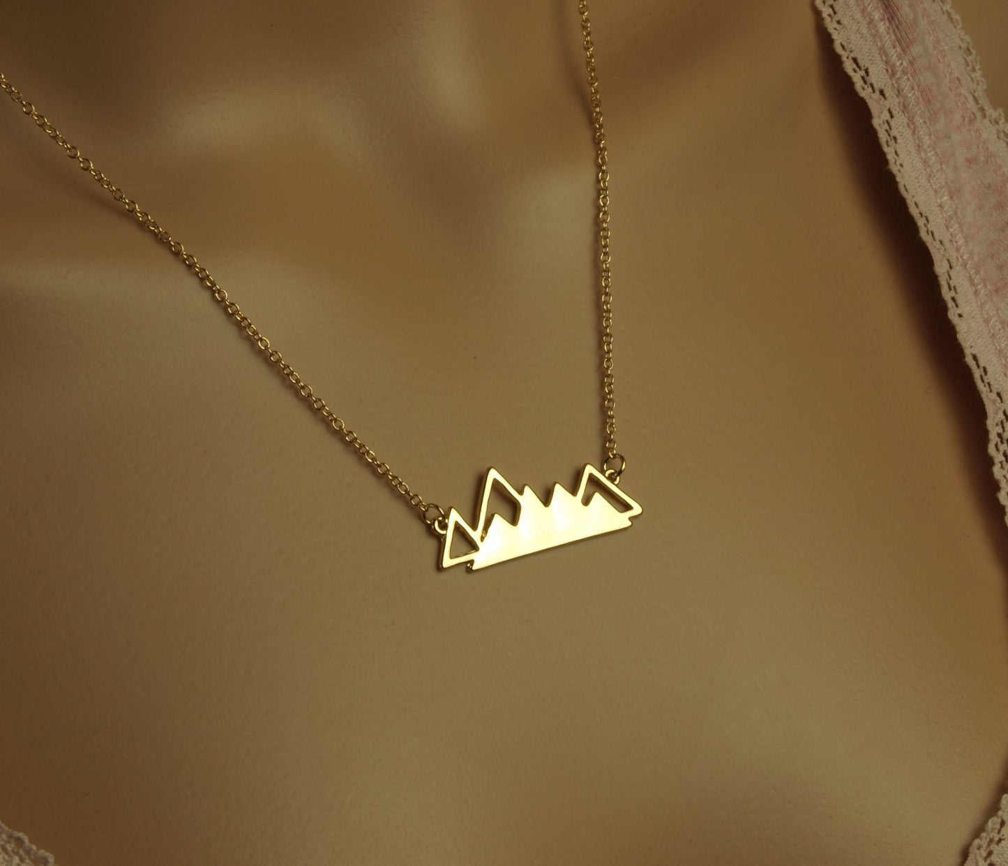 Kette Berge Landschaft Anhänger golden geometrisch