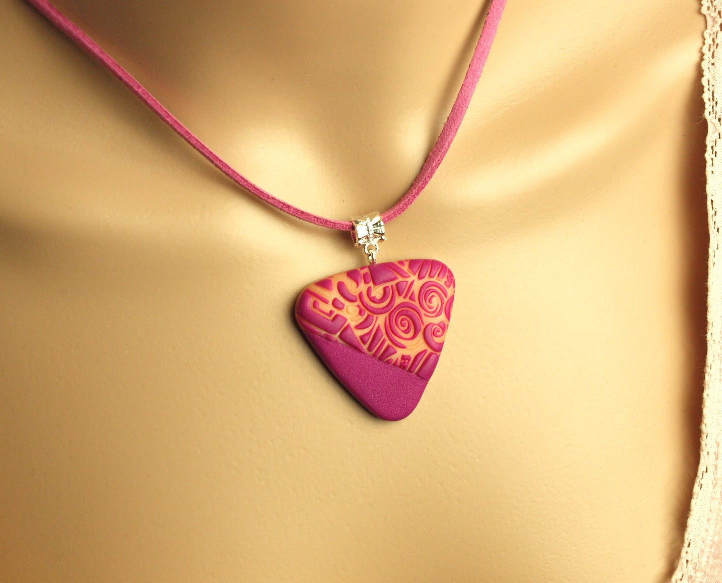 Surferkette Dreieck Anhänger rosa pink retro Muster Linien Fimo Polymer Clay Kette silbern