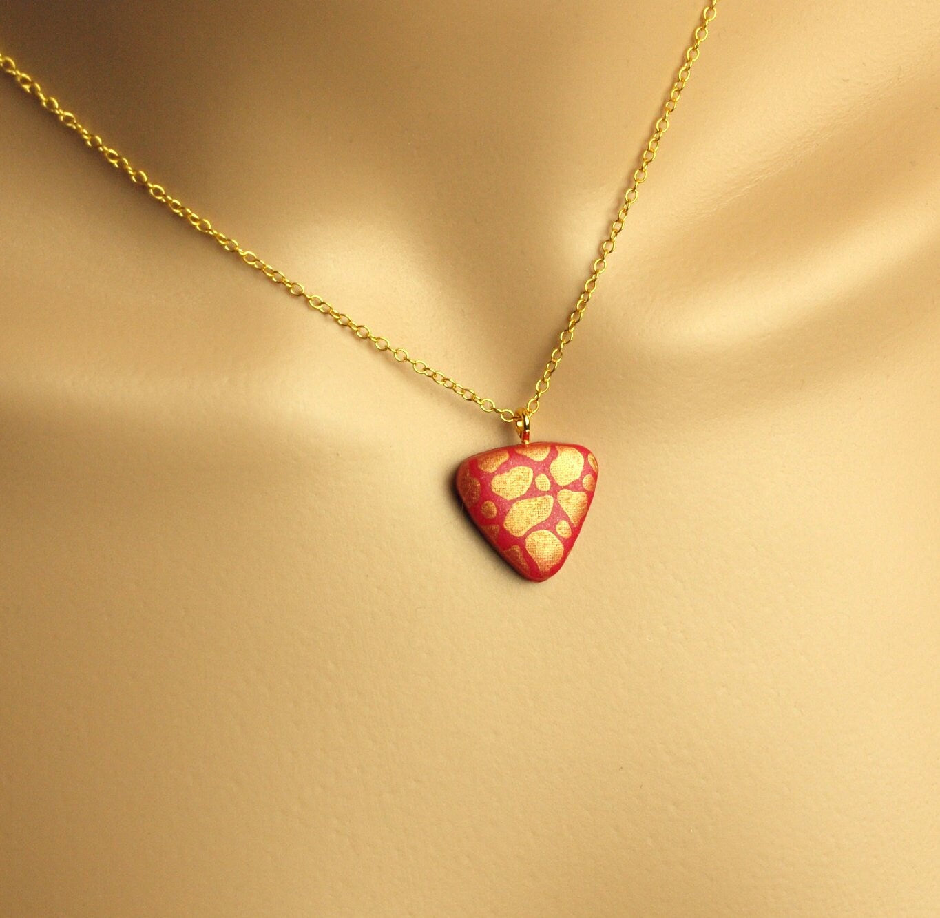 Surferkette Dreieck Anhänger rot gold retro Flecken Muster Fimo Polymer Clay Kette golden
