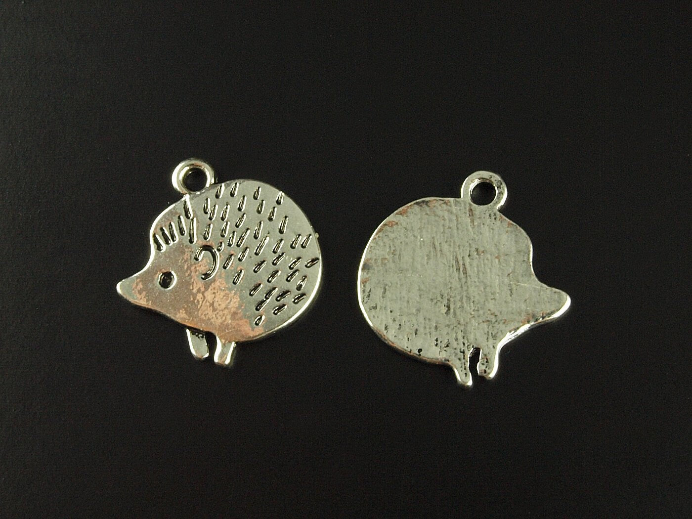 4 Stück Anhänger Igel in altsilber 21 x 20 mm