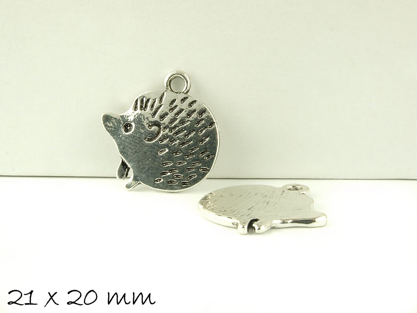 4 Stück Anhänger Igel in altsilber 21 x 20 mm