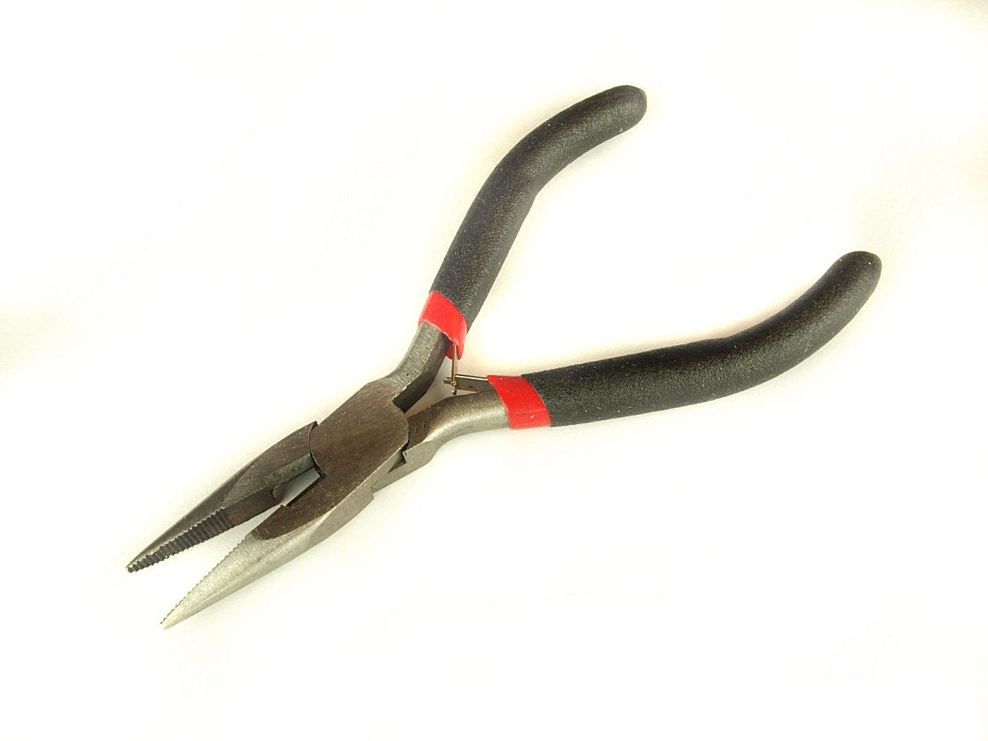 1 Stück Spitzzange (Flachzange) Schmuckzange flach, geriffelt, schwarz