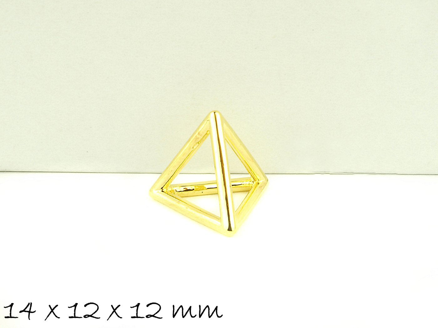 4 Stück Anhänger Pyramide geometrisch in gold 14 x 12 x 12 mm