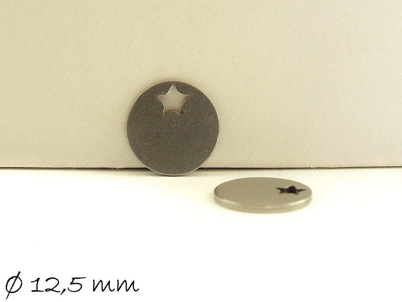 6 Stück Anhänger Edelstahl Stempel Plättchen, silbern, rund mit Stern, Ø 12,5 mm