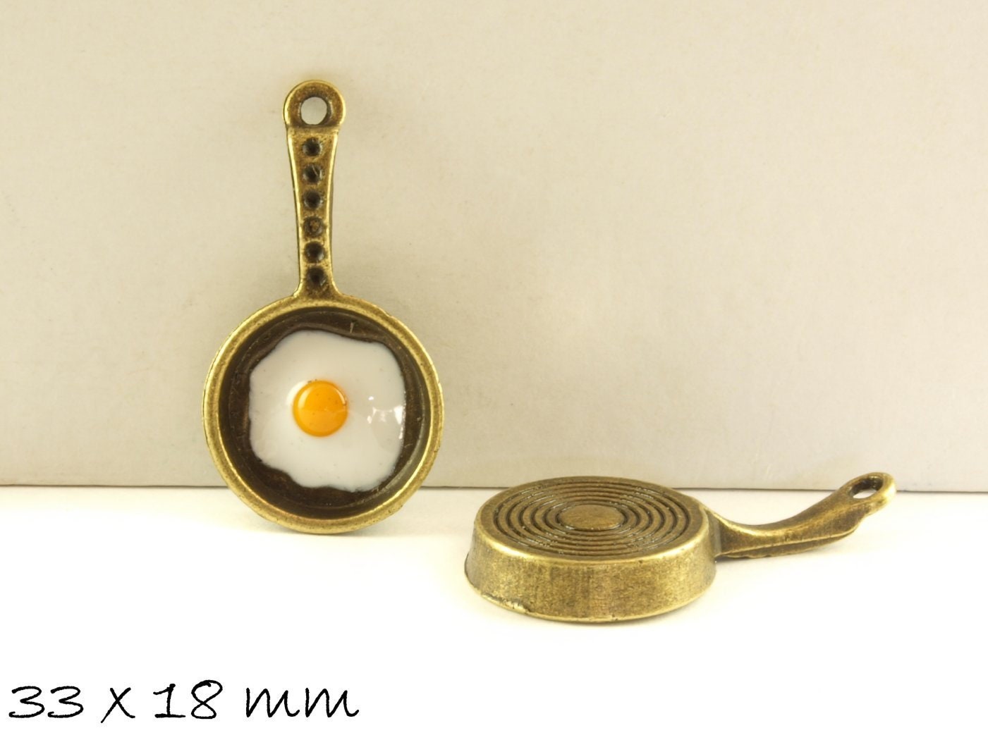 2 Stück Anhänger Bratpfanne mit Spiegelei in bronze, 33 x 18 mm