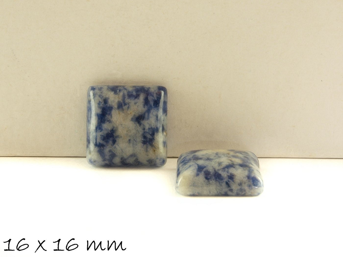 2 Stück Edelstein Cabochons Midnight Blue Sodalith, 16 x 16 mm