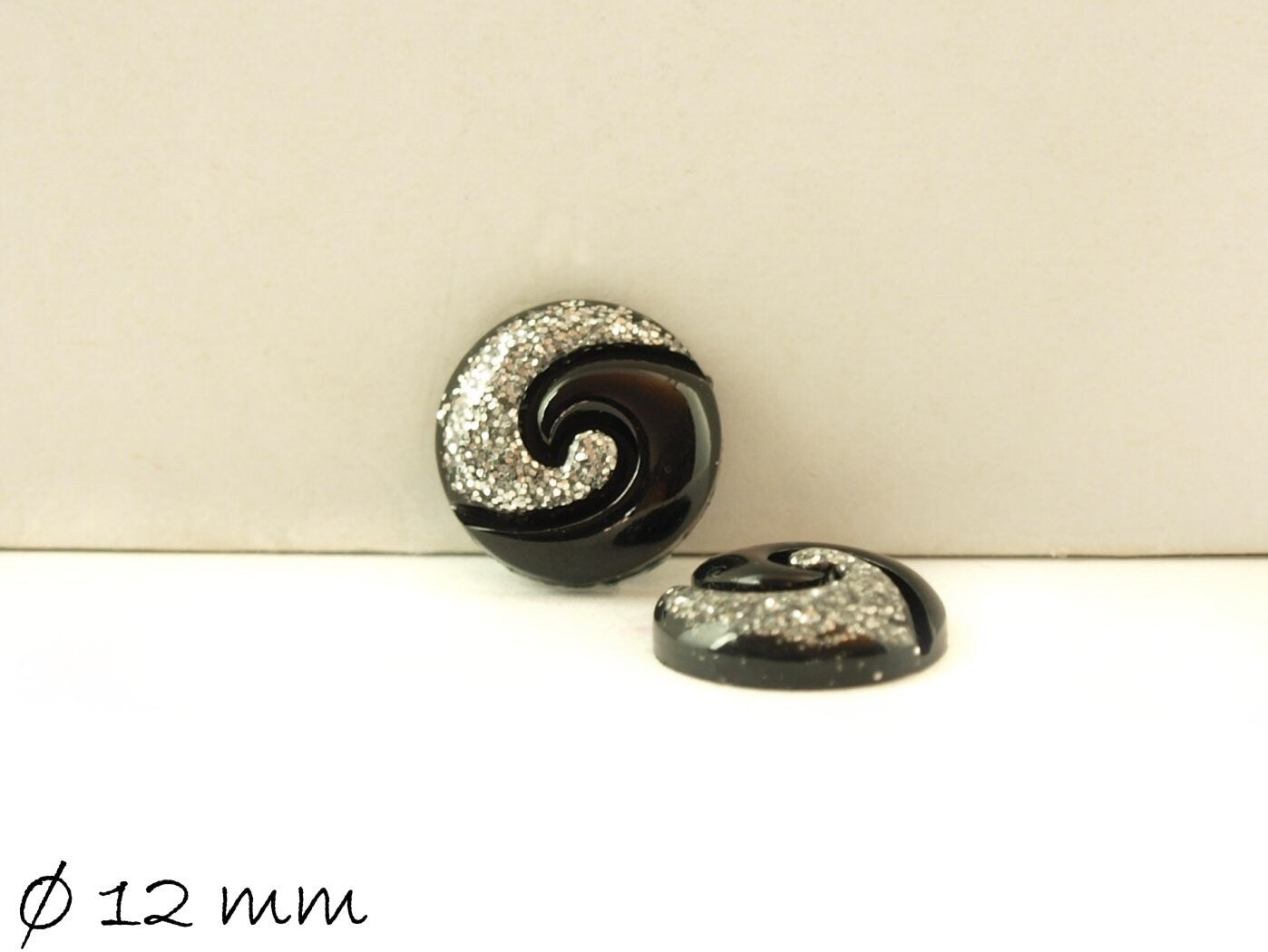 6 Stück Stück runde Resin Cabochons, silber-schwarz, Ø 12 mm