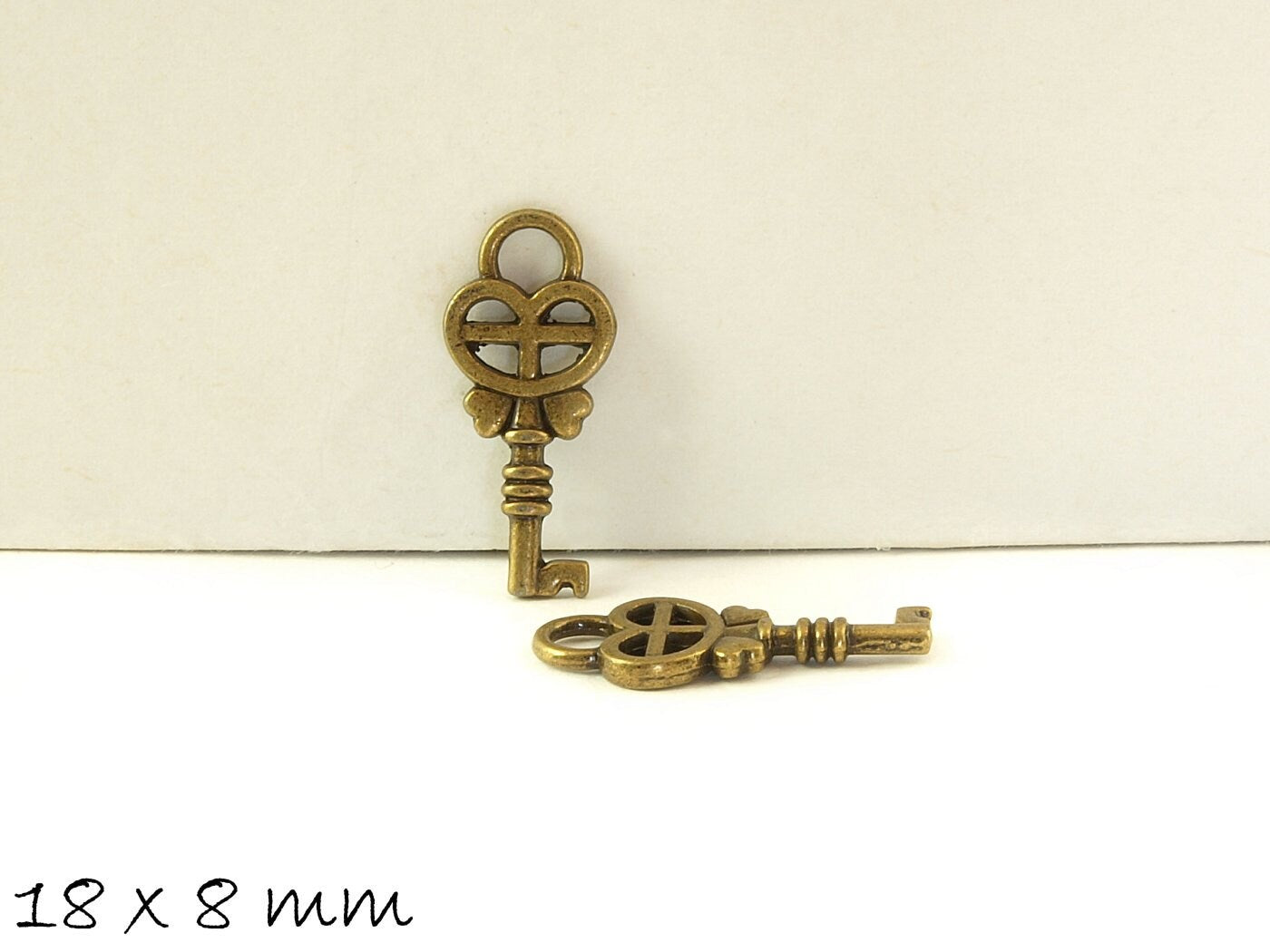 6 Stück Anhänger Schlüssel in bronze 18 x 8 mm