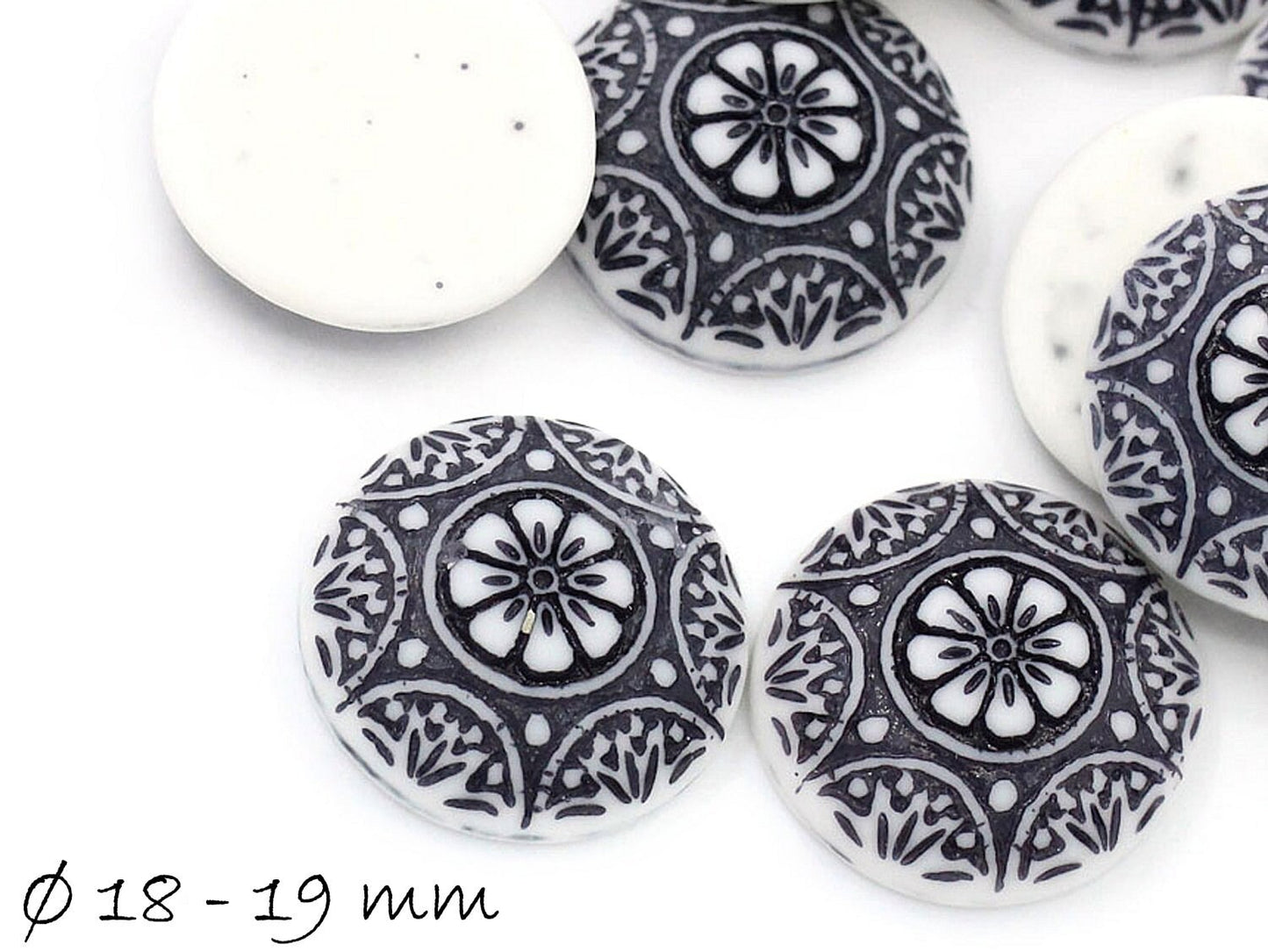 4 Stück runde Resin Cabochons, Ø 18 - 19 mm, Mosaik, schwarz-weiß