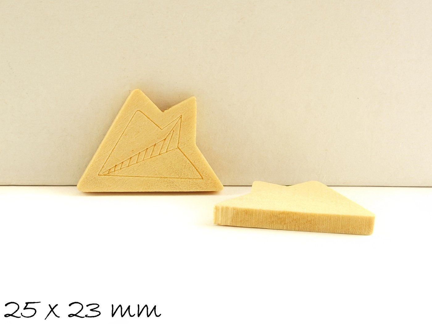 4 Stück Holz Anhänger, Flugzeug, Papierflieger, 25 x 23 mm