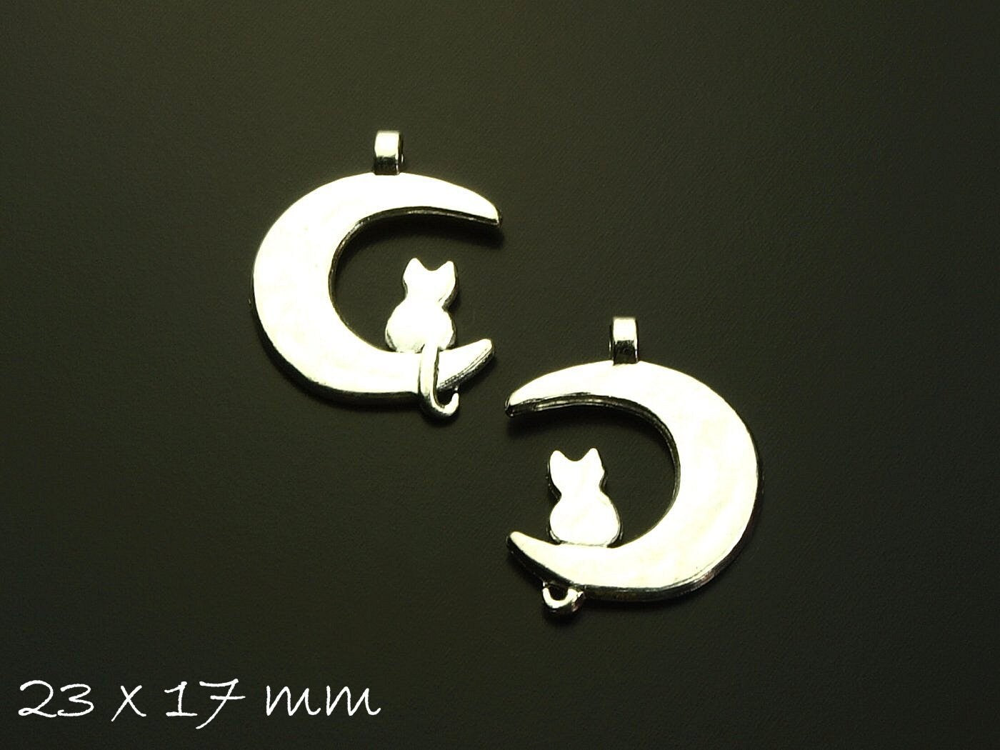 2 Stück Anhänger Katze in Mondsichel in altsilber, 23 x 17 mm