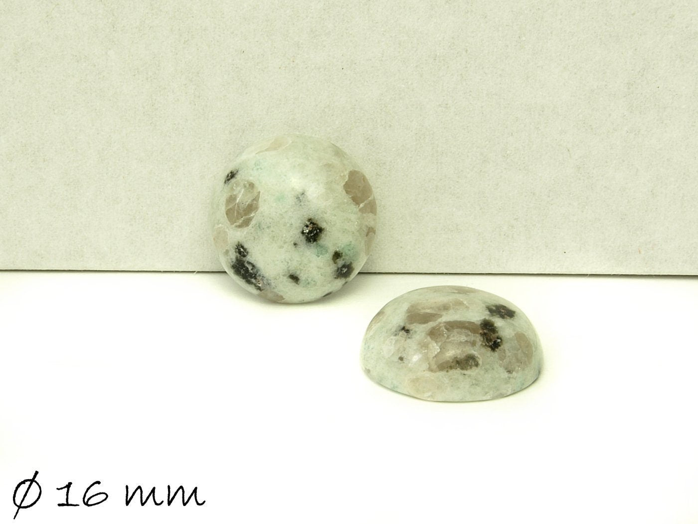 2 Stück Cabochons, Dalmatiner Jaspis (Jasper), 16 mm