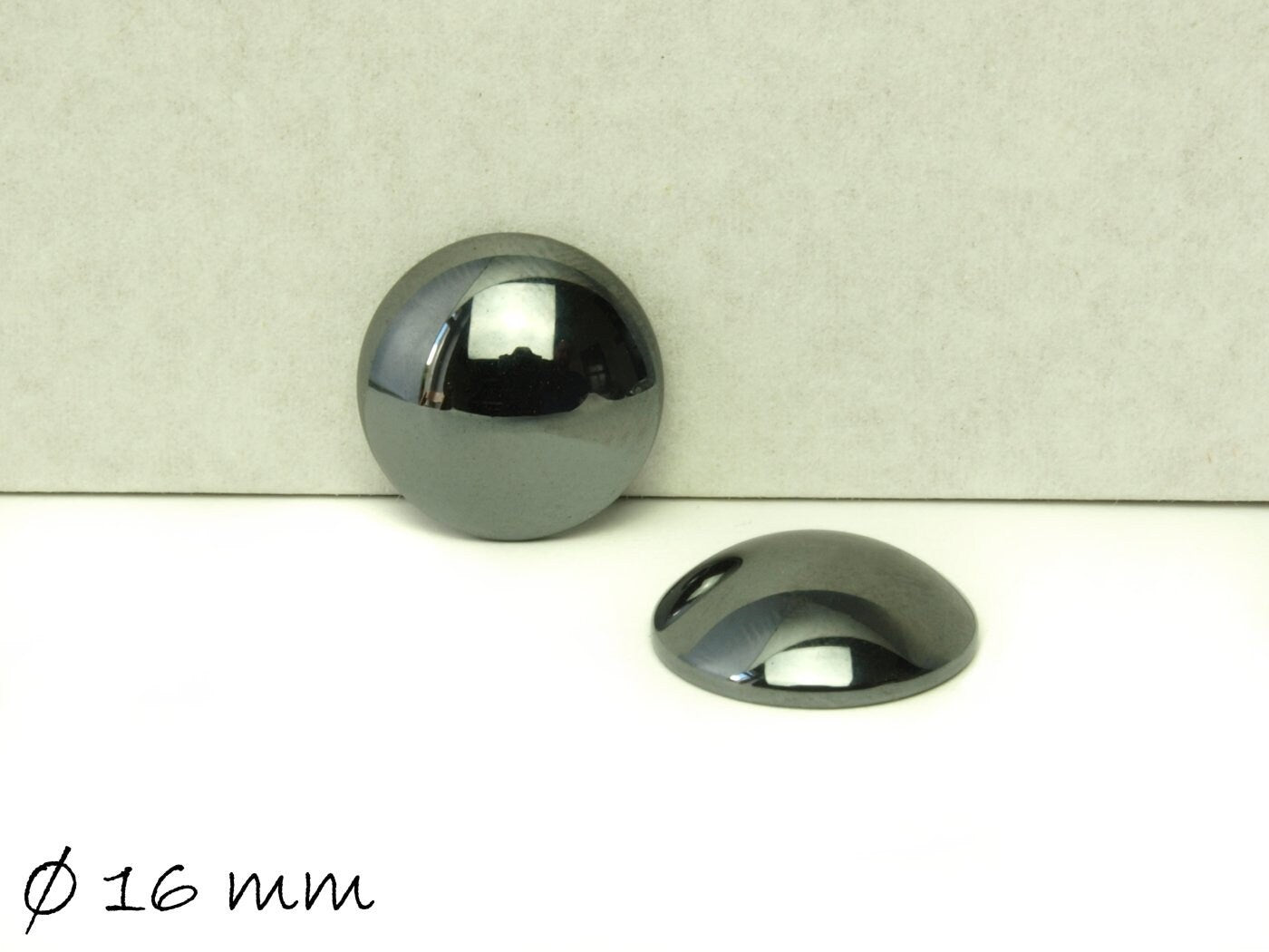 2 Stück Edelstein Cabochons, Hämatit, Ø 16 mm, schwarz glänzend