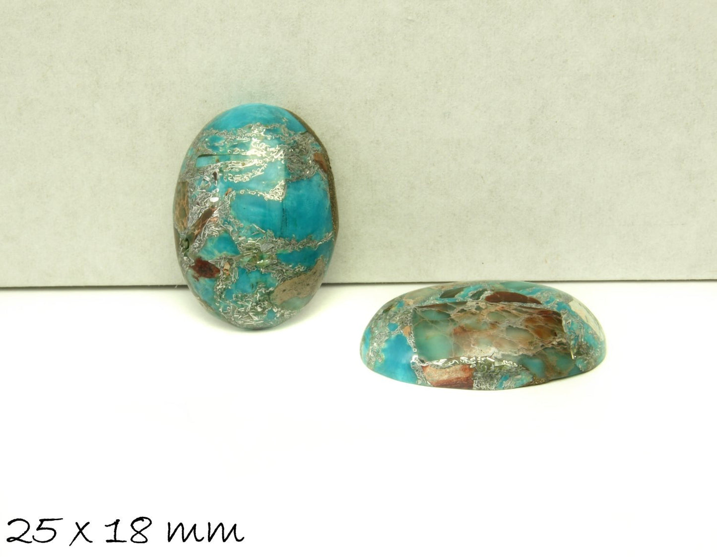 1 Stück ovaler Edelstein Cabochon, Regalit mit silbernen Linien, 25 x 18 mm, hellblau