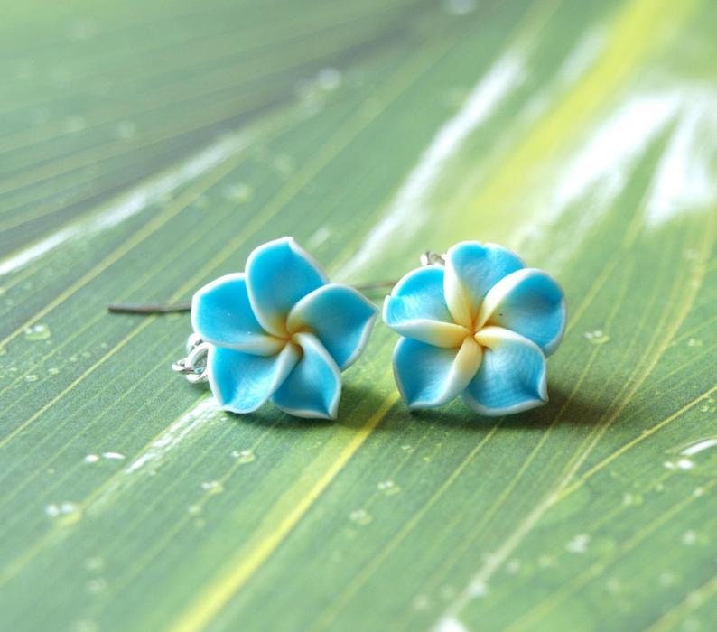 Ohrringe nach Wahl Frangipani Blume Blüte Polymer Clay Hawaii gelb blau weiß grau Fimo Ohrhänger