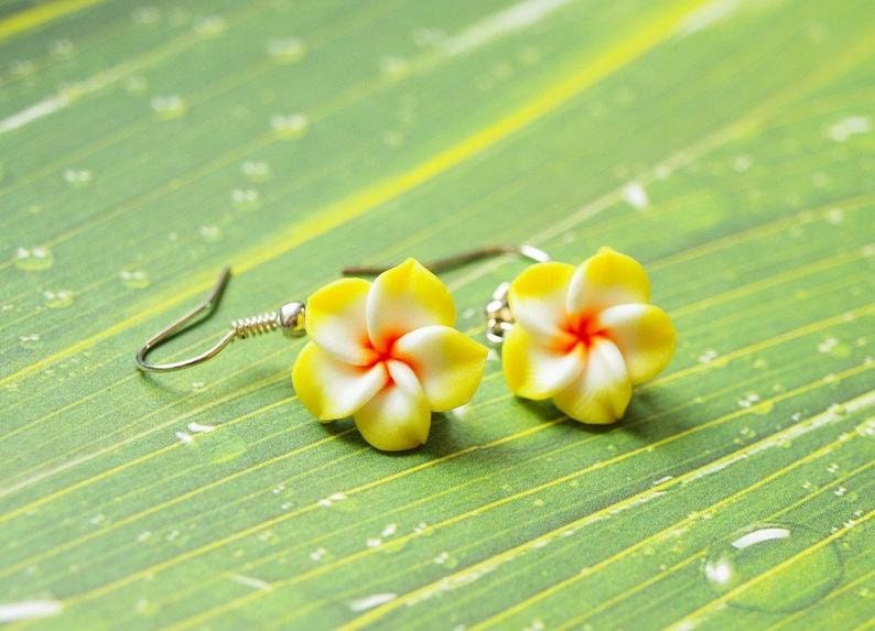 Ohrringe nach Wahl Frangipani Blume Blüte Polymer Clay Hawaii gelb blau weiß grau Fimo Ohrhänger