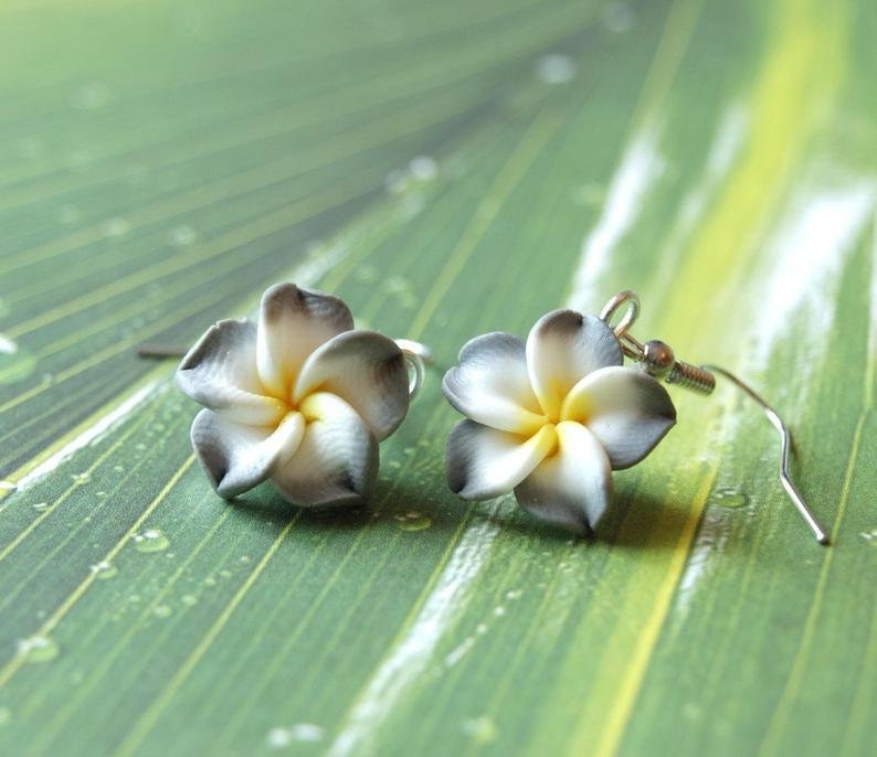 Ohrringe nach Wahl Frangipani Blume Blüte Polymer Clay Hawaii weiß grau grün blau schwarz Fimo Ohrhänger