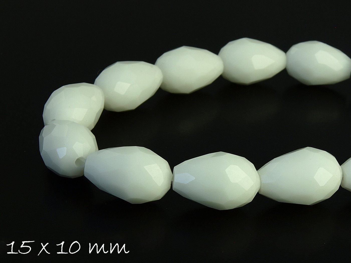10 Stück Weiße Glasperlen, facettiert Tropfen 15 x 10 mm