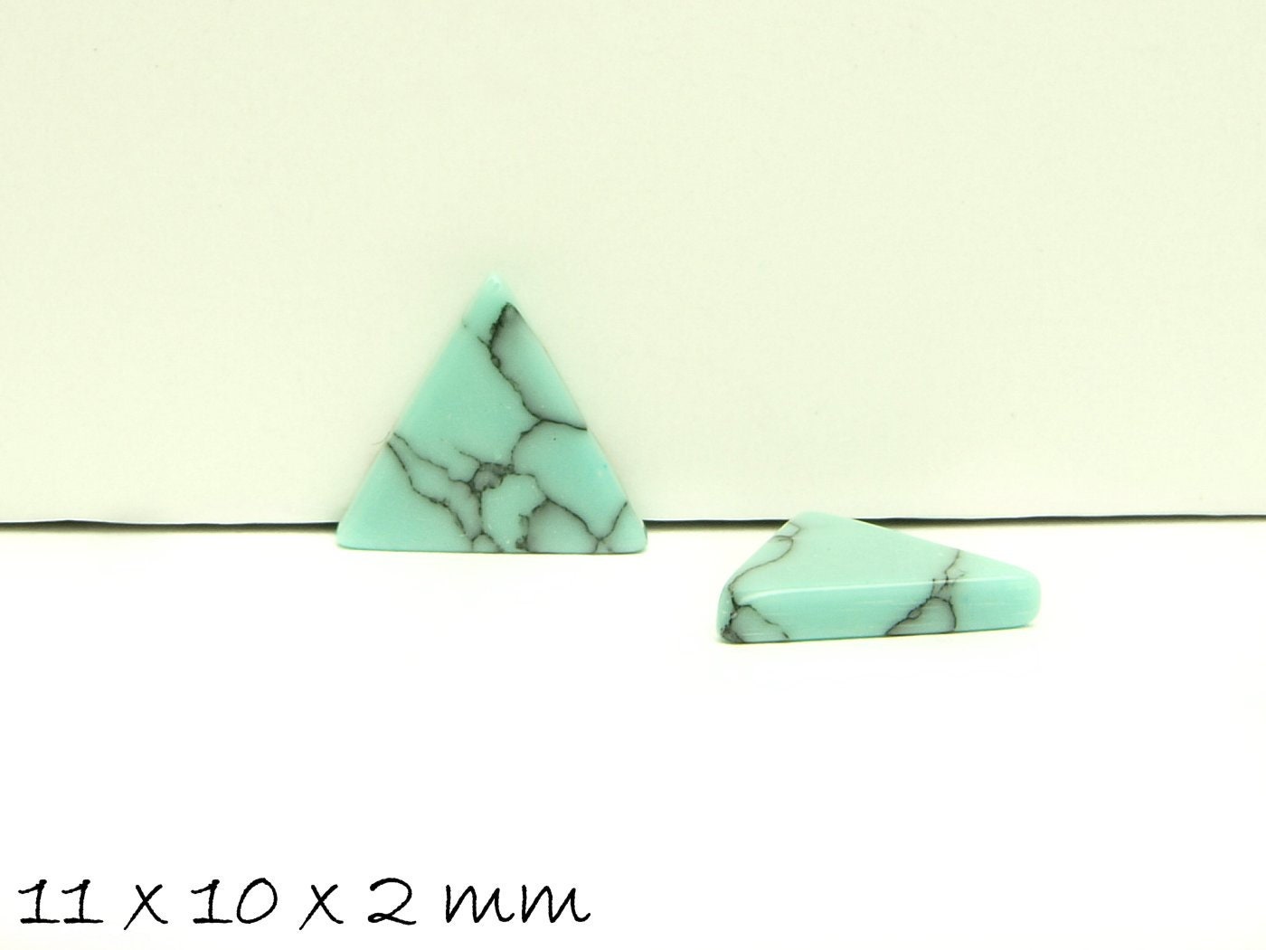 2 Stück Edelstein Cabochons, Dreieck, synthetischer Türkis, 11 x 10 mm, hellblau