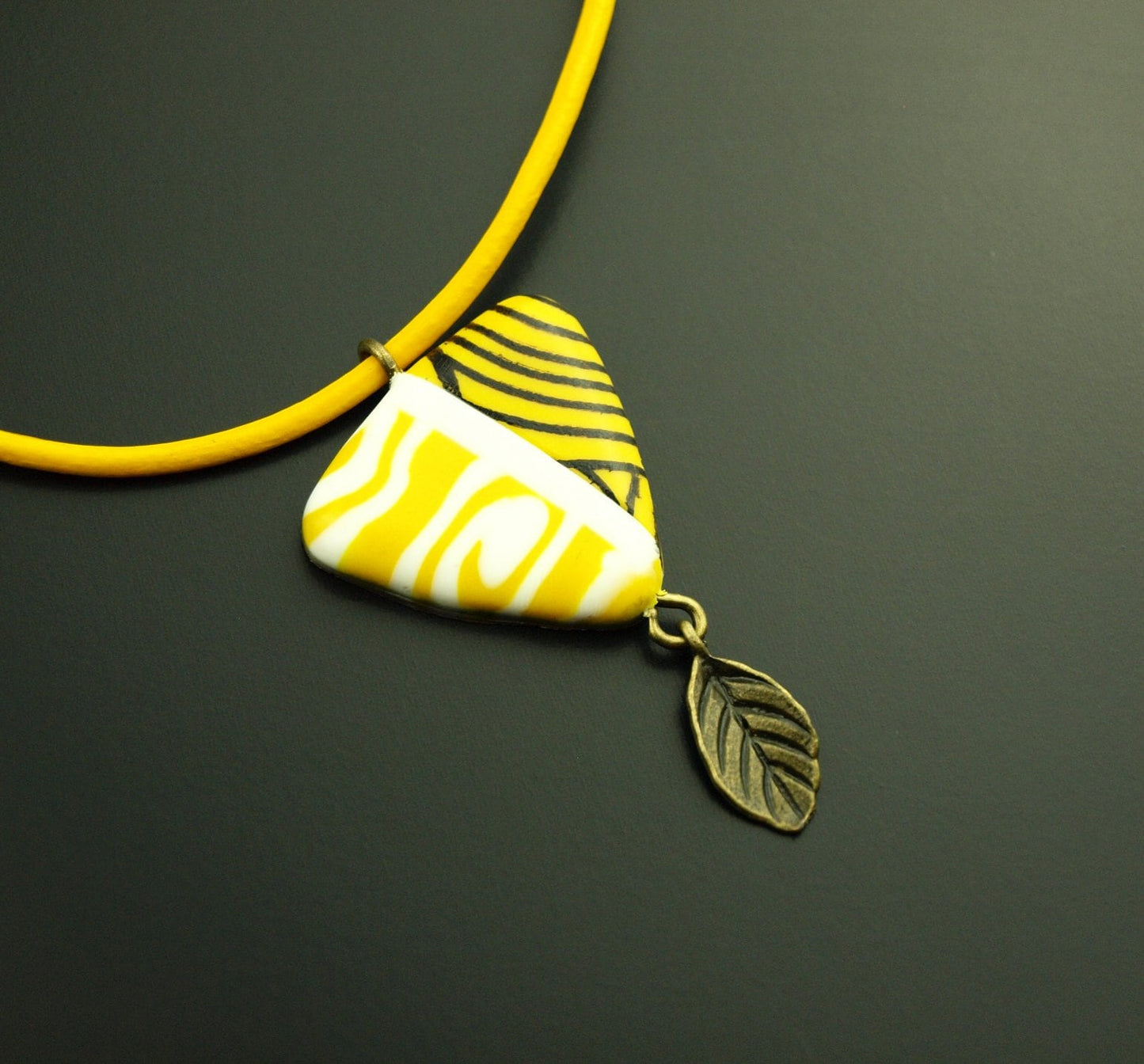 Surferkette Kette nach Wahl gelb orange weiß Anhänger retro Muster Fimo Polymer Clay Lederkette Leder