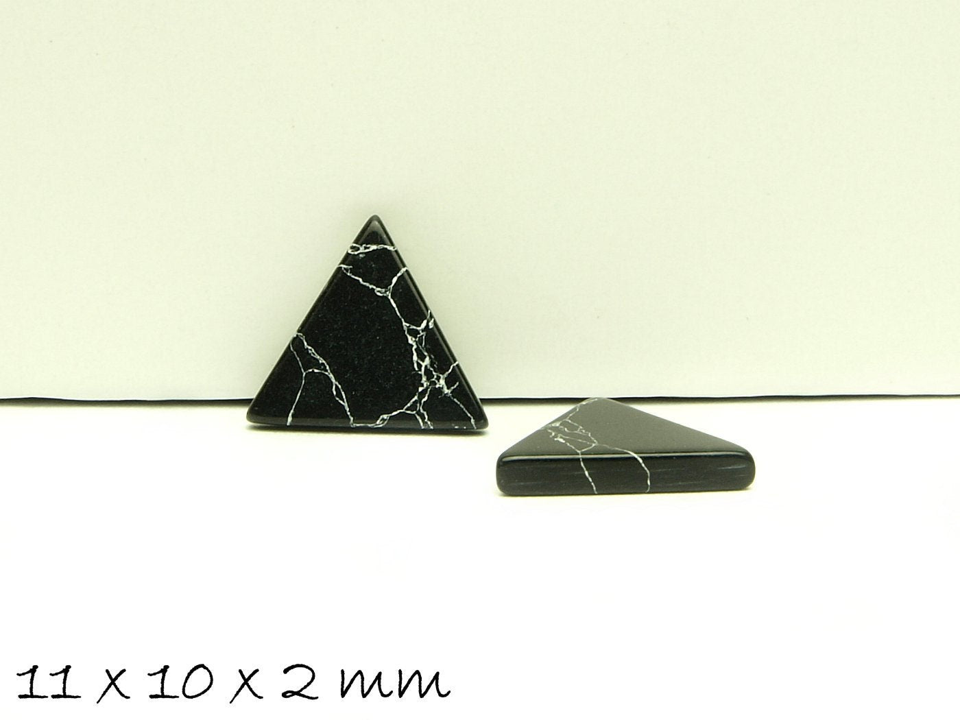 2 Stück Cabochons, Dreieck, synthetischer Türkis, 11 x 10 mm, schwarz