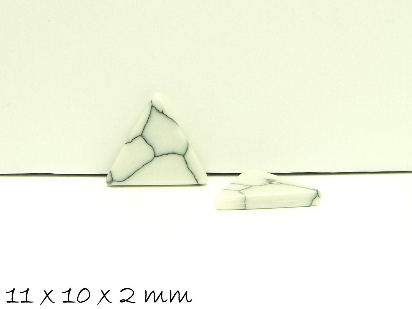 2 Stück Edelstein Cabochons, Dreieck, synthetischer Türkis, 11 x 10 mm, weiß