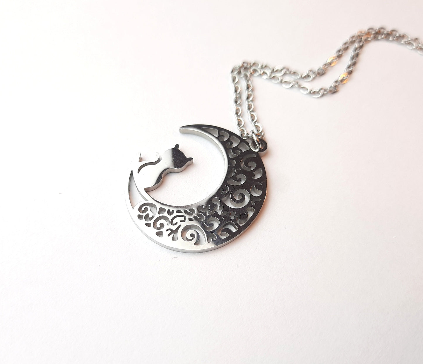 Kette Katze auf Mond Nacht Himmel verziert Ornamente Orient sitzen Edelstahl Anhänger silbern