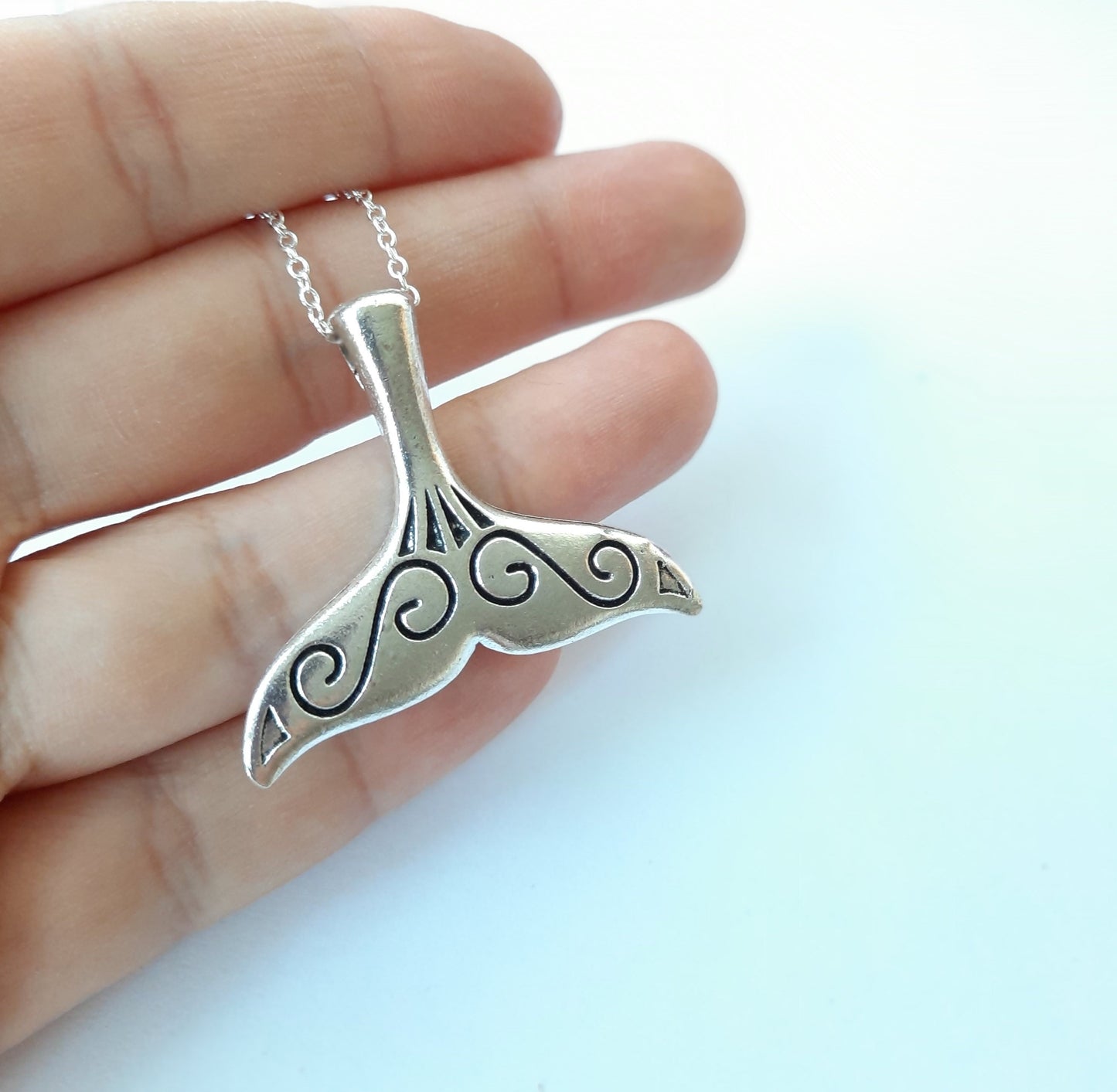 Kette Flosse Wal Anhänger silbern Schwanzflosse Meer Meerjungfrau See Wasser Strand verziert