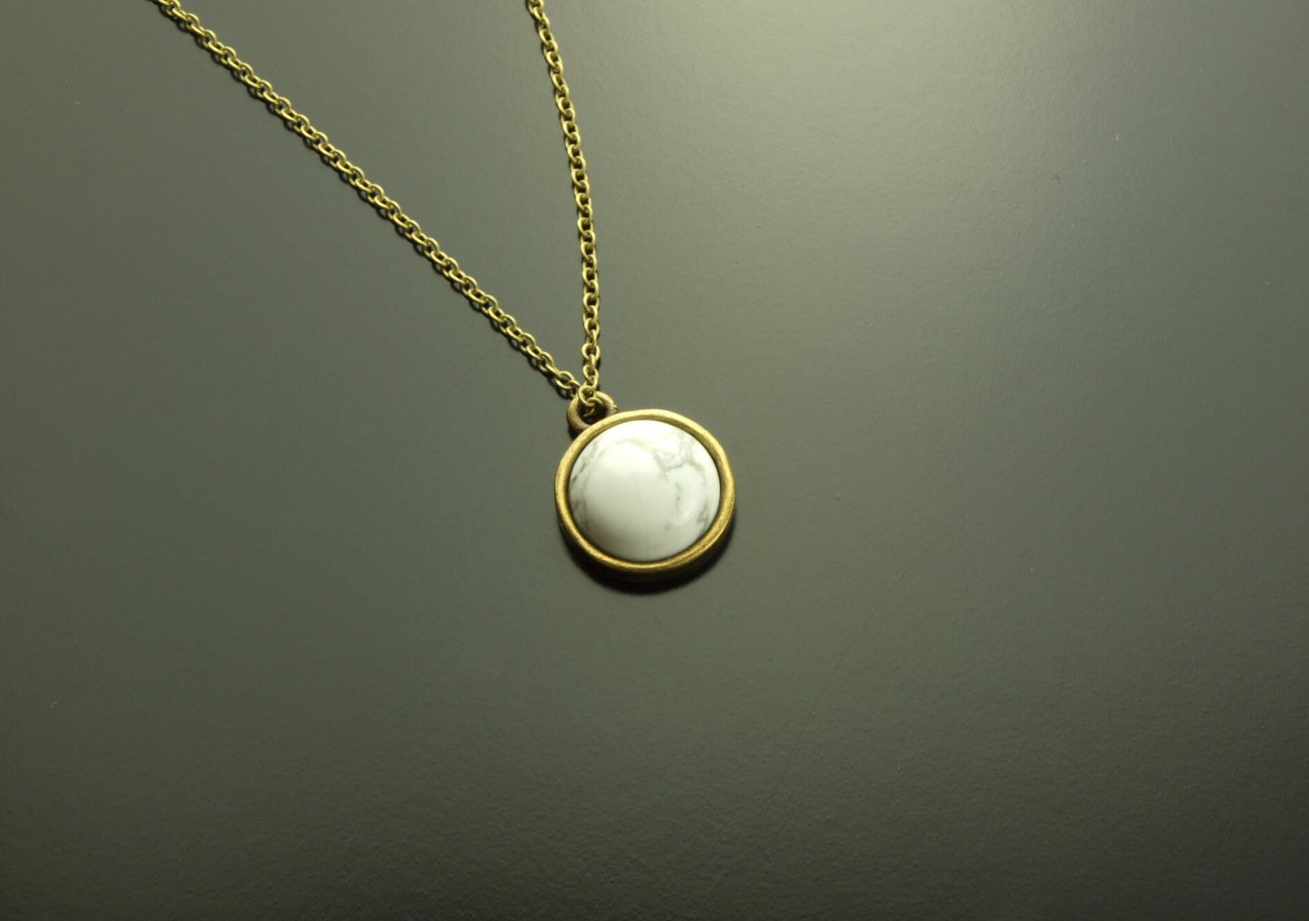 Kette weißer Howlith Edelstein Cabochon Anhänger silbern bronze golden