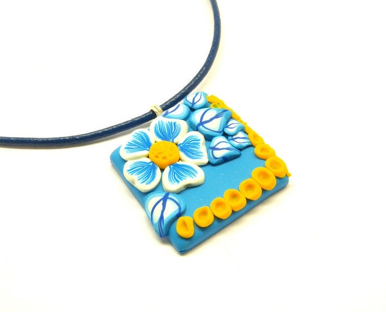 Surferkette Leder Anhänger Fimo Polymer Clay Kette Blüten blau gelb weiß