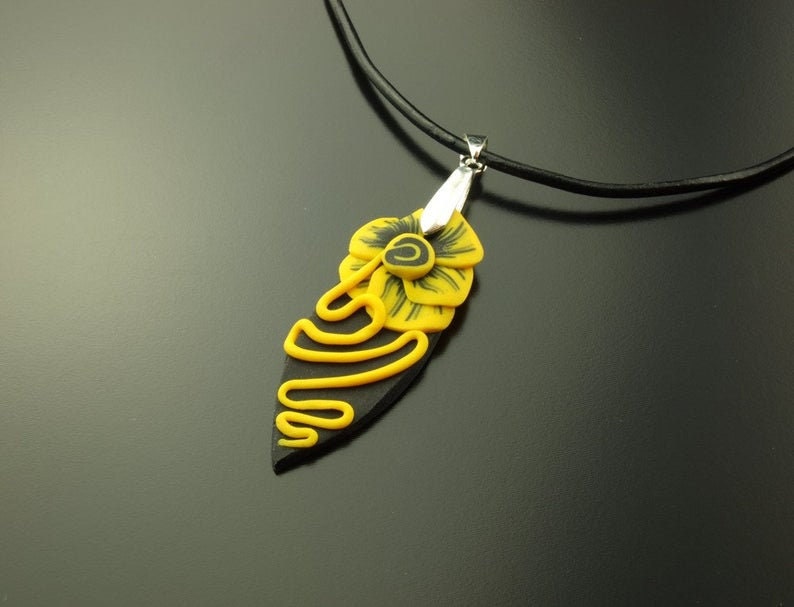 Surferkette Leder Anhänger Fimo Polymer Clay Kette Blüten blau gelb weiß