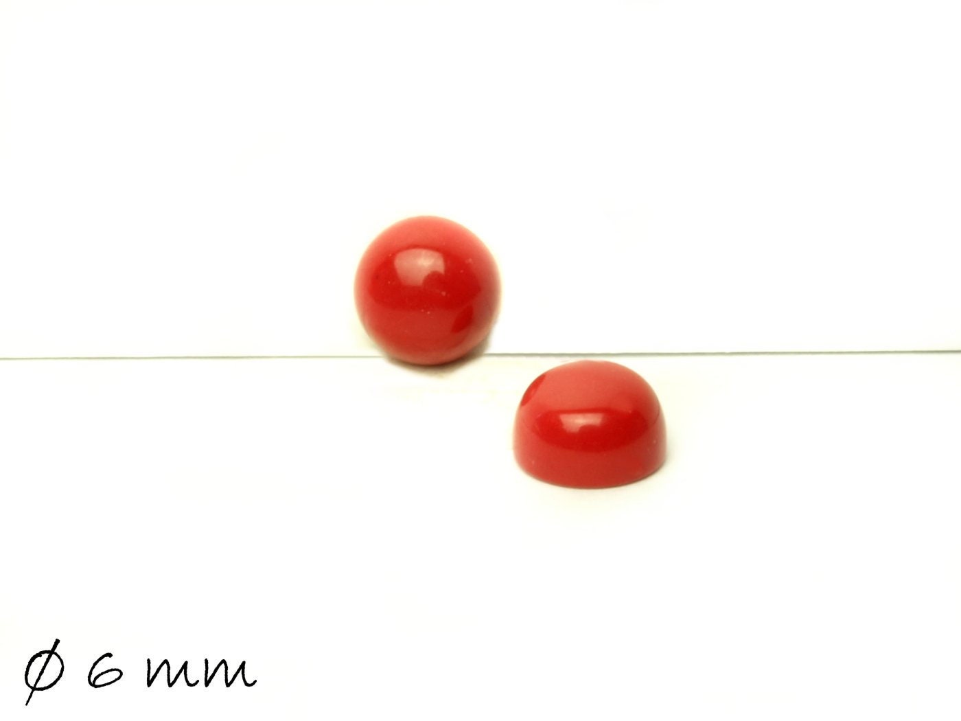 2 Stück Edelstein Cabochons, synthetische Koralle (Howlith), Ø 6 mm