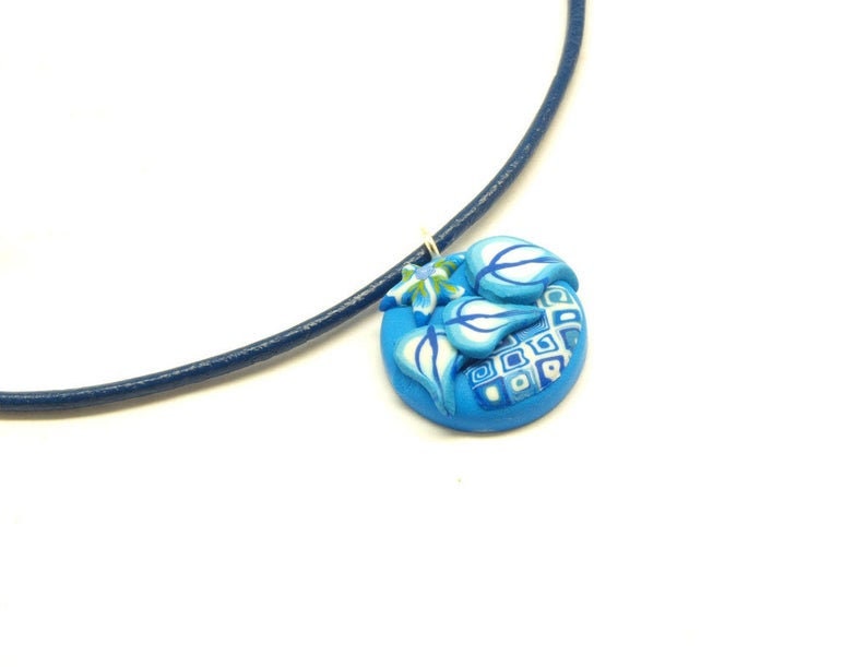 Surferkette Leder Anhänger Fimo Polymer Clay Kette Blüten blau gelb weiß