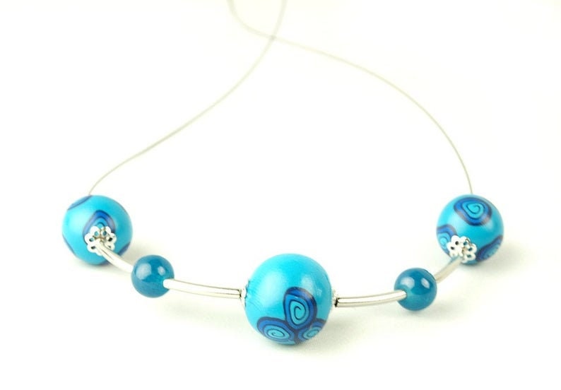 Kette Schmuckdraht Perle blau gelb weiß Fimo Polymer Clay Anhänger nach Wahl