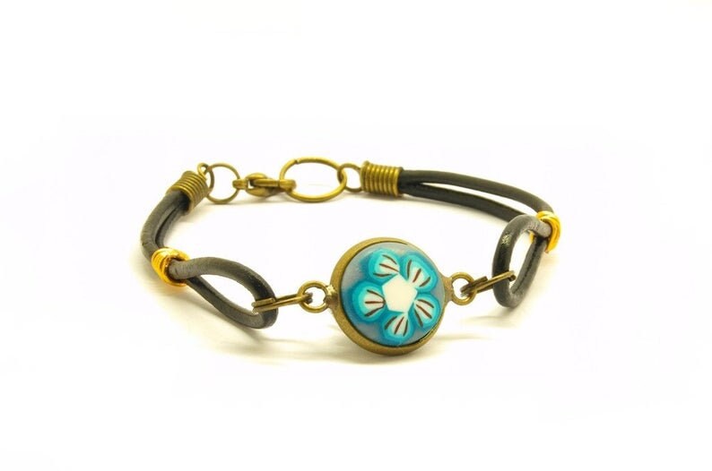 Armband Leder Cabochon nach Wahl schwarz weiß Blume Fimo Armreif