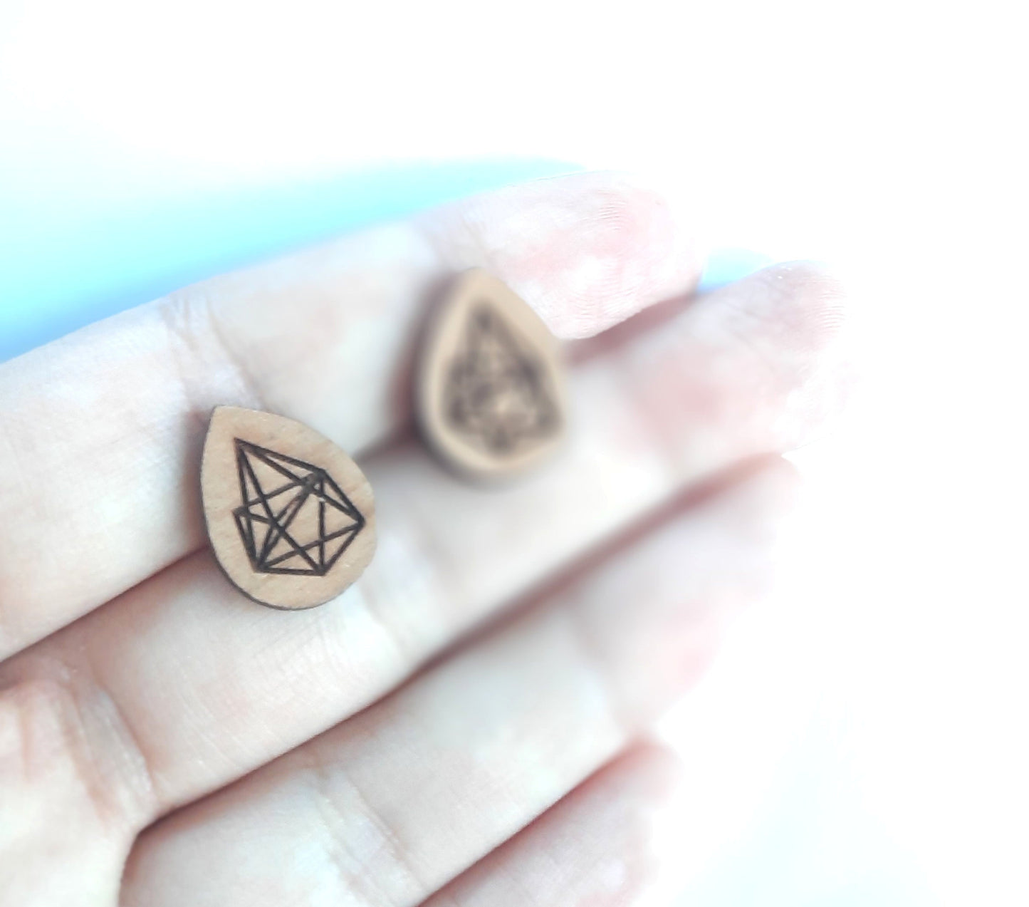 Ohrstecker Tropfen mit geometrischem Muster Holz Ohrringe