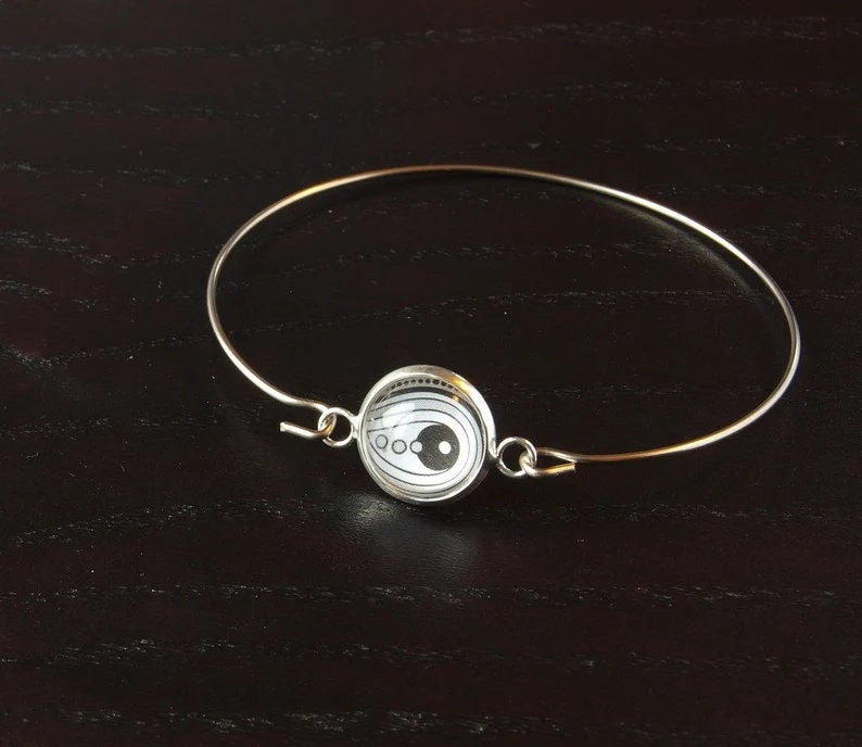 Armreif Blüten schwarz weiß Cabochon Glas Spiralreif silber bronze Muster nach Wahl