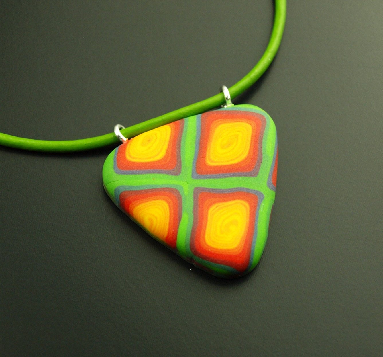 Kette Leder Dreieck Polymer Clay farbig bunt Regenbogen retro Muster nach Wahl