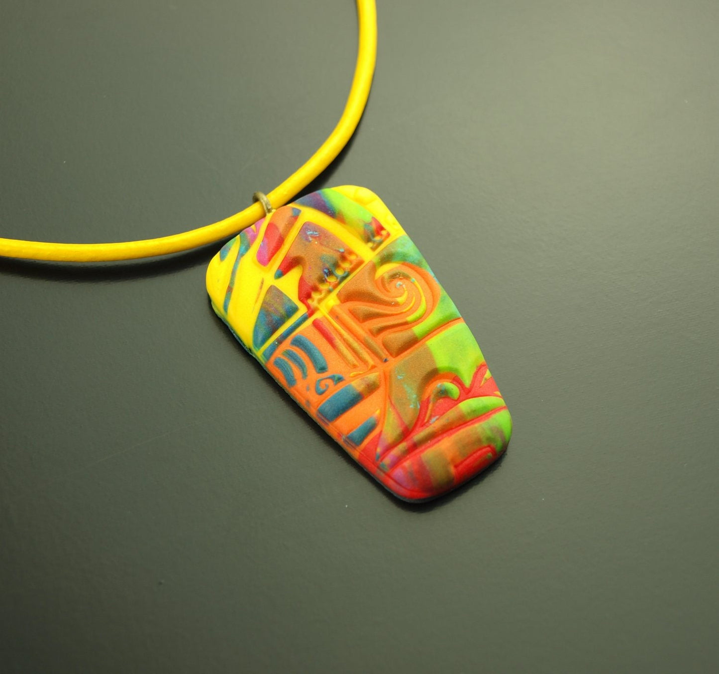 Surferkette Leder Anhänger bunt farbig Muster Mandala Polymer Clay Kette Lederkette nach Wahl