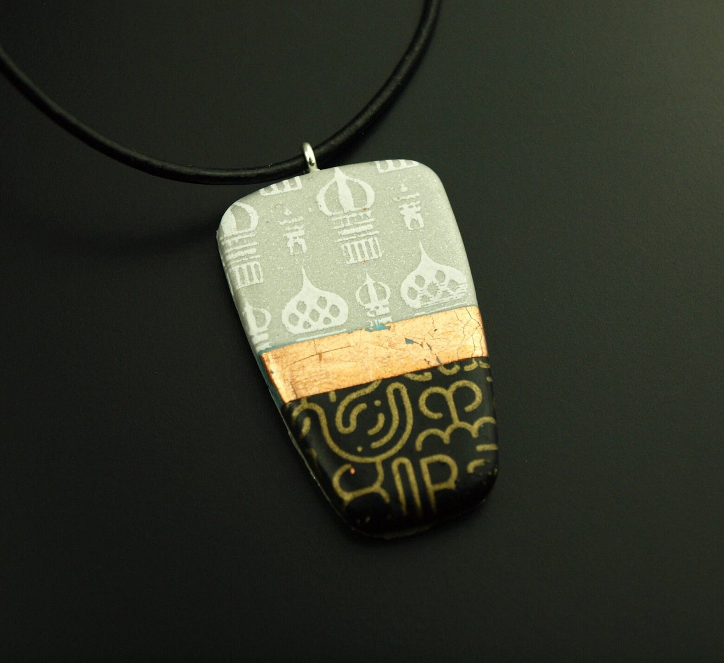 Kette Polymer Clay grau schwarz weiß Linien retro Lederkette Muster nach Wahl
