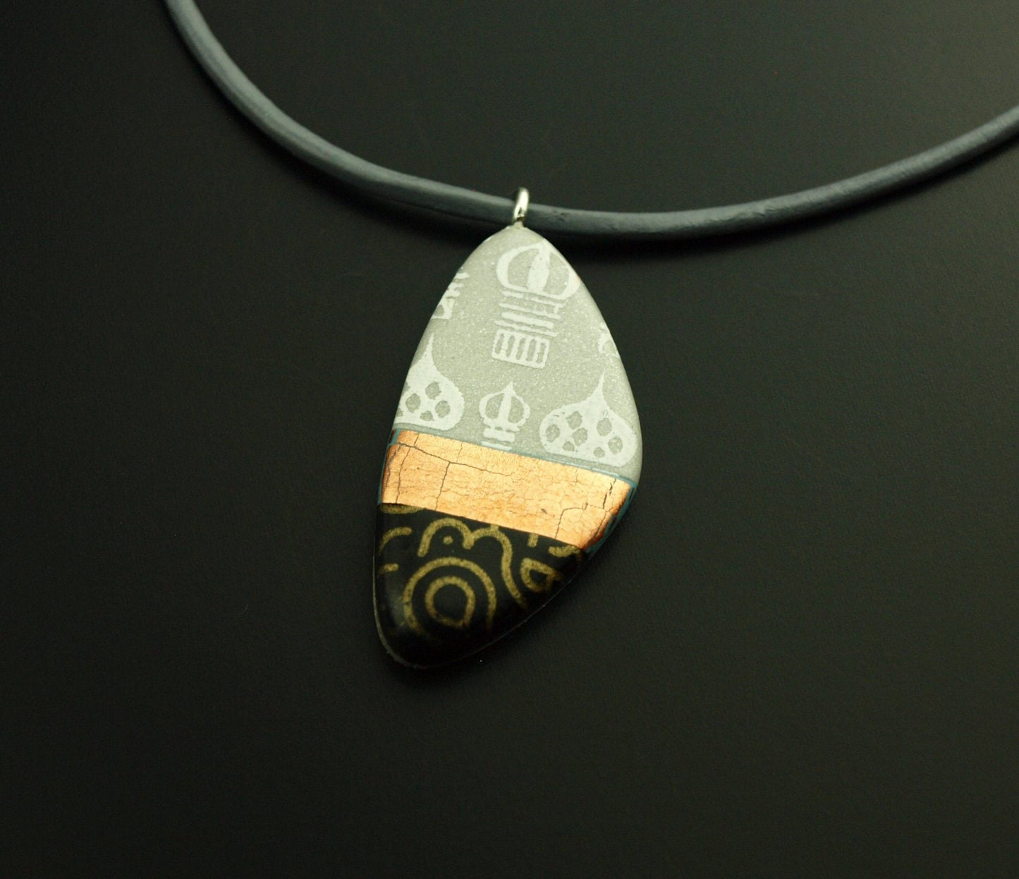 Kette Polymer Clay grau schwarz weiß Linien retro Lederkette Muster nach Wahl