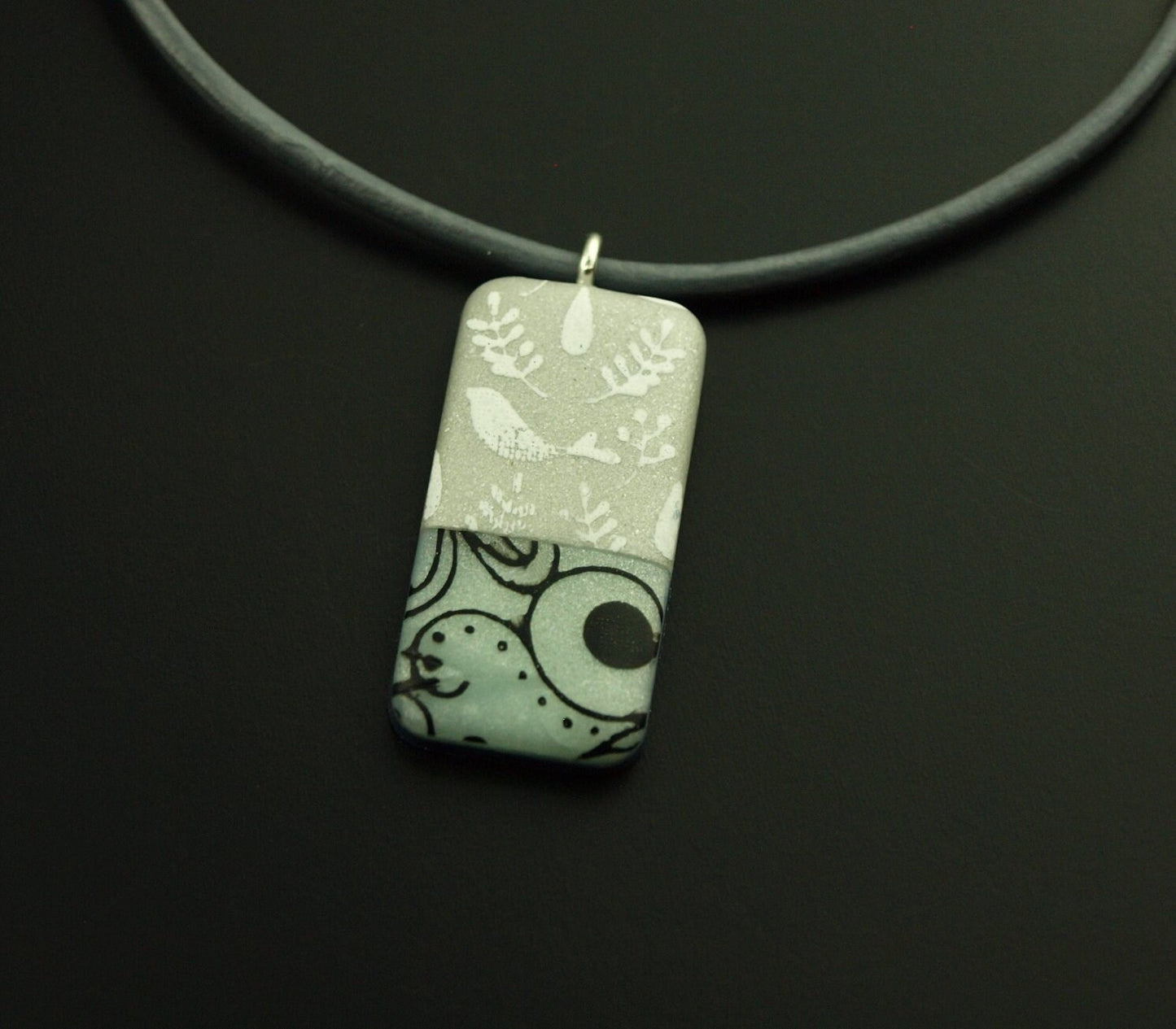Surferkette Leder grau schwarz weiß Blüten Vögel Blätter Muster Lederkette Polymer Clay Kette nach Wahl