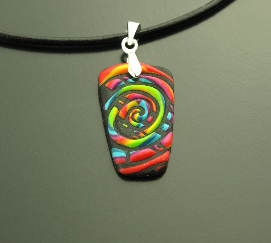 Surferkette Leder Anhänger bunt Muster Mandala Polymer Clay Kette Lederkette nach Wahl
