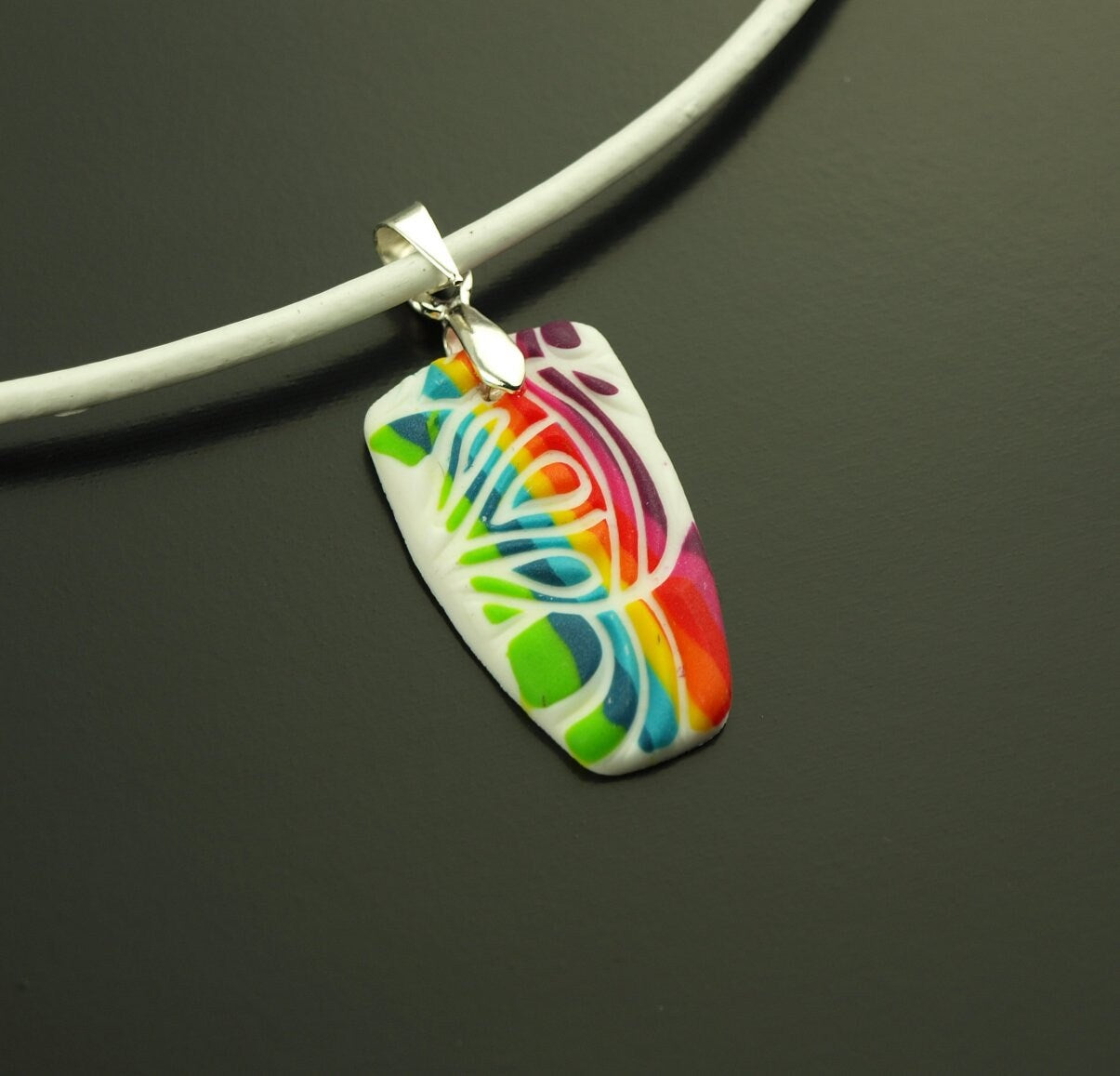 Surferkette Leder Anhänger bunt weiß Muster Mandala Polymer Clay Kette Lederkette nach Wahl